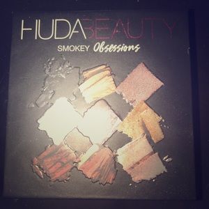 Huda beauty “Smokey obsessions” pallet
